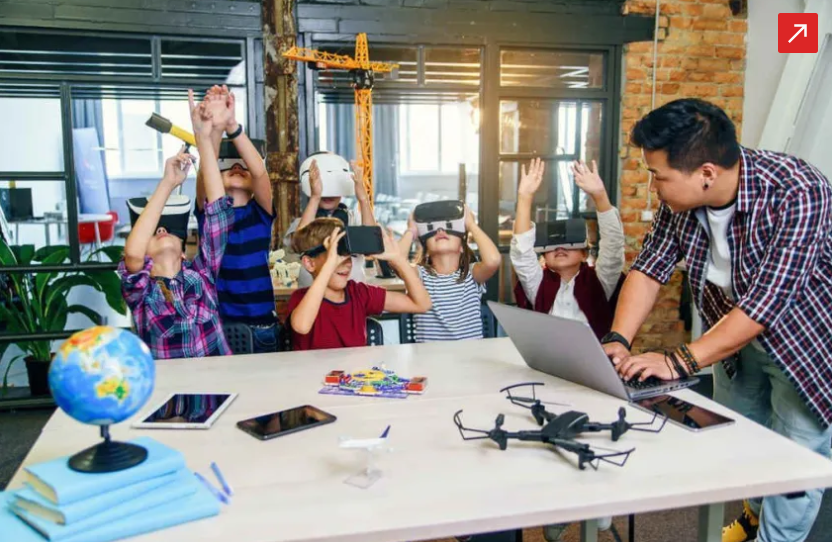 Criança brincando com blocos coloridos
