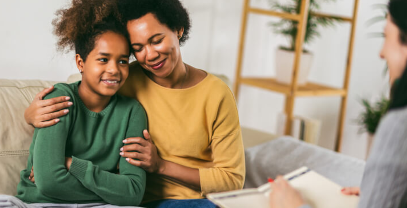 Terapeuta conversando com pais
